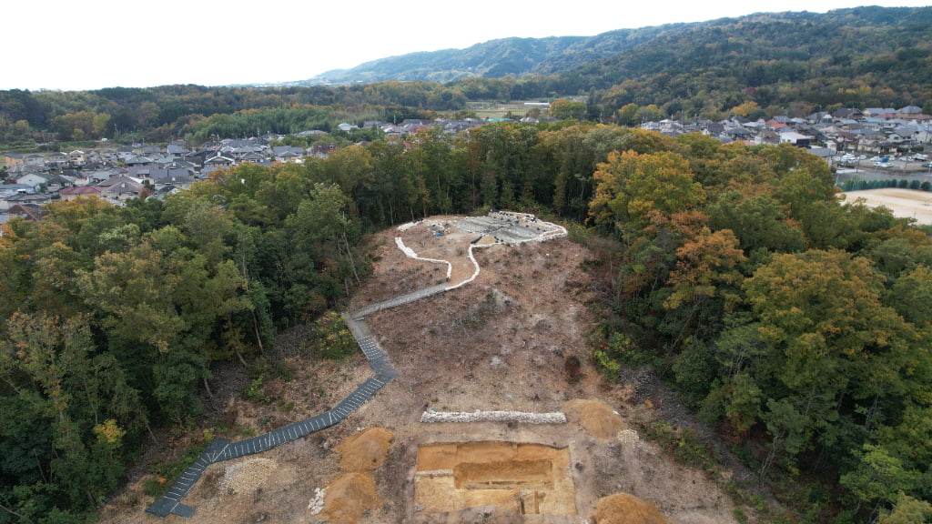 【埋蔵文化財調査センター提供】富雄丸山古墳と造出し粘土槨