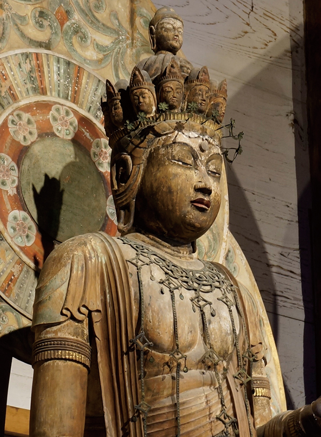 平安前期の様式を伝え、装飾的で優しく美しい姿の十一面観音菩薩立像〈国宝〉。