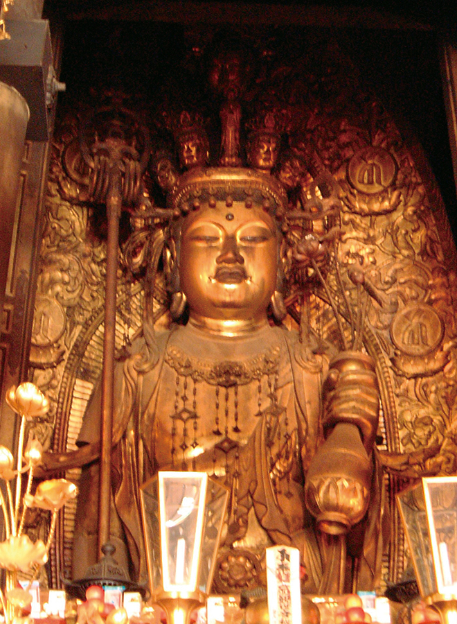 右手に錫杖、左手に水瓶を持ち、大盤石という台座に立つ姿は、長谷寺式十一面観世音菩薩として篤く信仰されている。