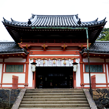 転害会を受け継いだ手向山八幡宮。同社に全国ではじめて八幡神が勧請された。 天平の“生き証人” 東大寺・転害門