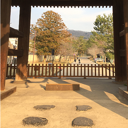 転害会の際、神輿は門前の4つの石の上に安置される。転害門には他にも門として必要のない施設が後に付加されているという。御旅所としての祭礼にかかわる機能に従ったと考えられる。 天平の“生き証人” 東大寺・転害門