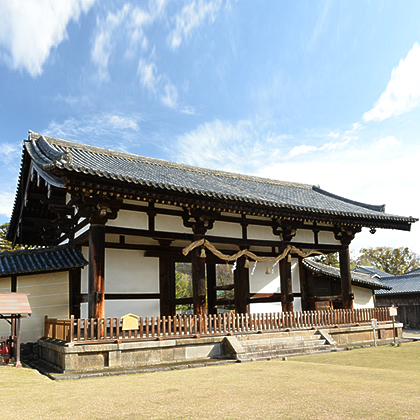 転害会の際、神輿は門前の4つの石の上に安置される。転害門には他にも門として必要のない施設が後に付加されているという。御旅所としての祭礼にかかわる機能に従ったと考えられる。 天平の“生き証人” 東大寺・転害門